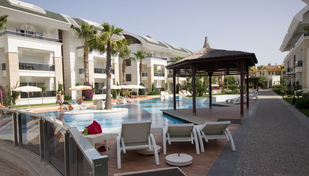 Property photo 1 of 15 Modern 2-Bed Side Garden Apartment - Huge Lagoon Pool
