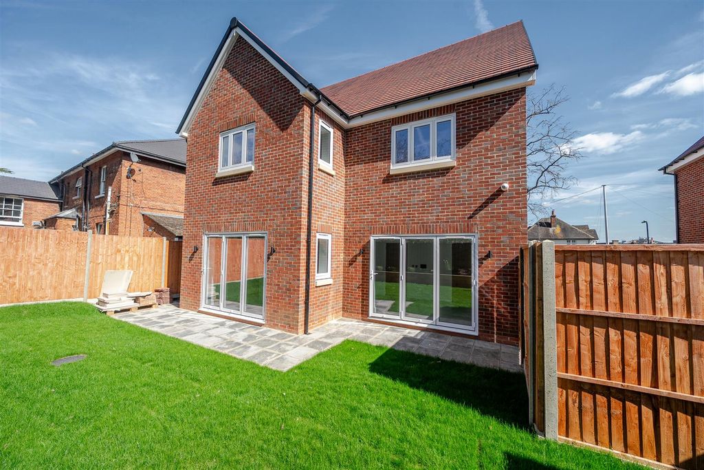 Property photo 2 of 17 Garden