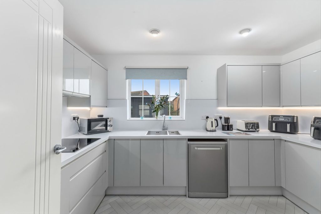 Property photo 3 of 27