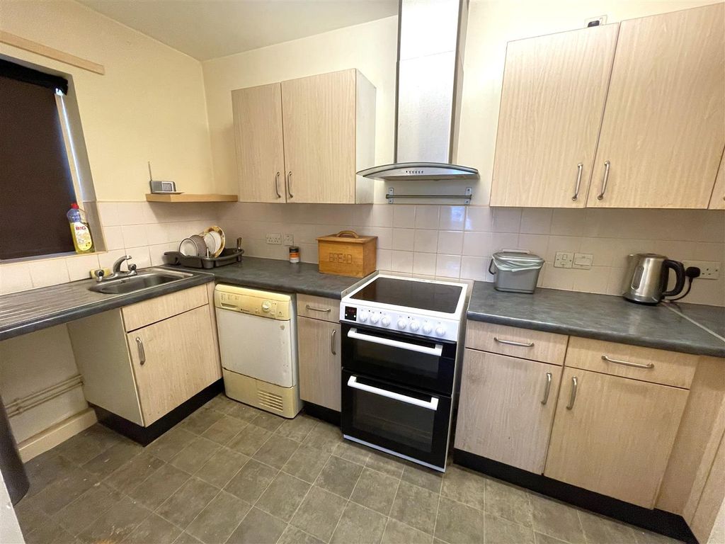 Property photo 3 of 10 Kitchen