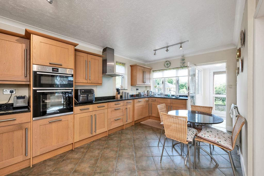 Property photo 2 of 23