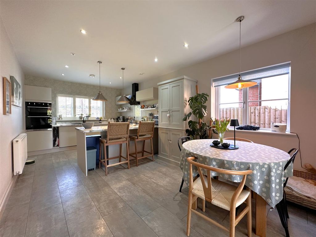 Property photo 2 of 29 Open-Plan Dining Kitchen 127