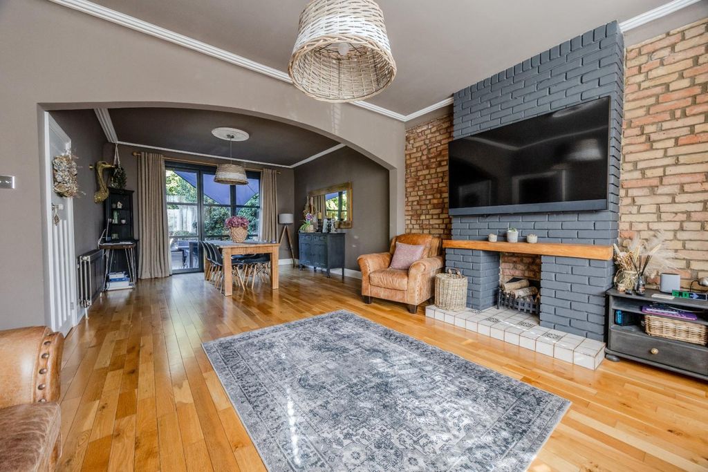 Property photo 2 of 32
