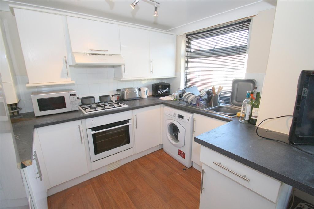 Property photo 2 of 8 Kitchen