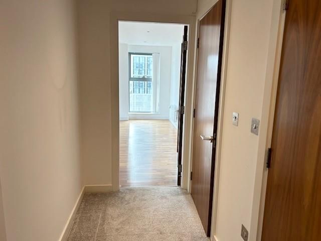 Property photo 2 of 11 148 Princes Dock Hallway 1 2024.Jpg