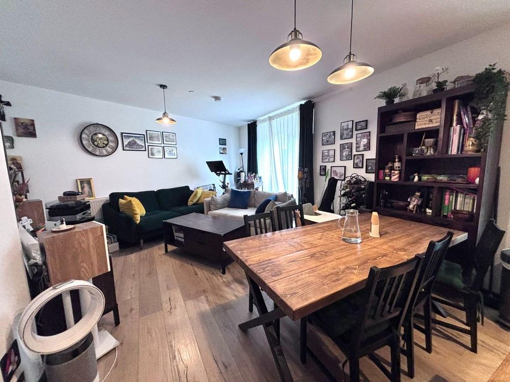 Property photo 2 of 17 40E17745-B403-420c-8d70-ee048093F6Be.Jpg