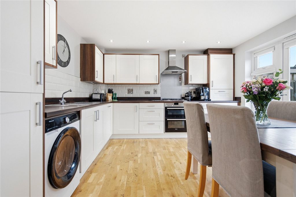 Property photo 2 of 24 Rowberry Walk