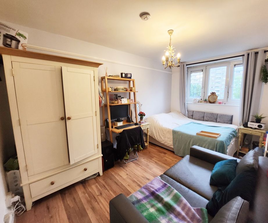 Property photo 1 of 12 Modern 4 Bedroom Apartment With Balcony