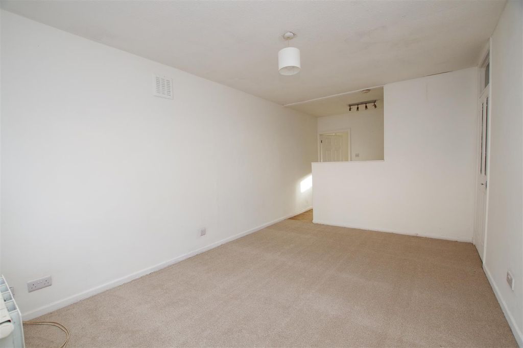 Property photo 3 of 8 Lounge/Diner