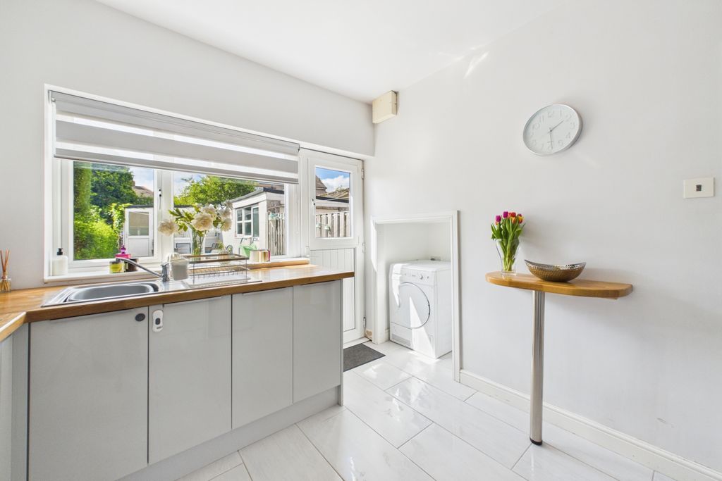 Property photo 3 of 18 Kitchen