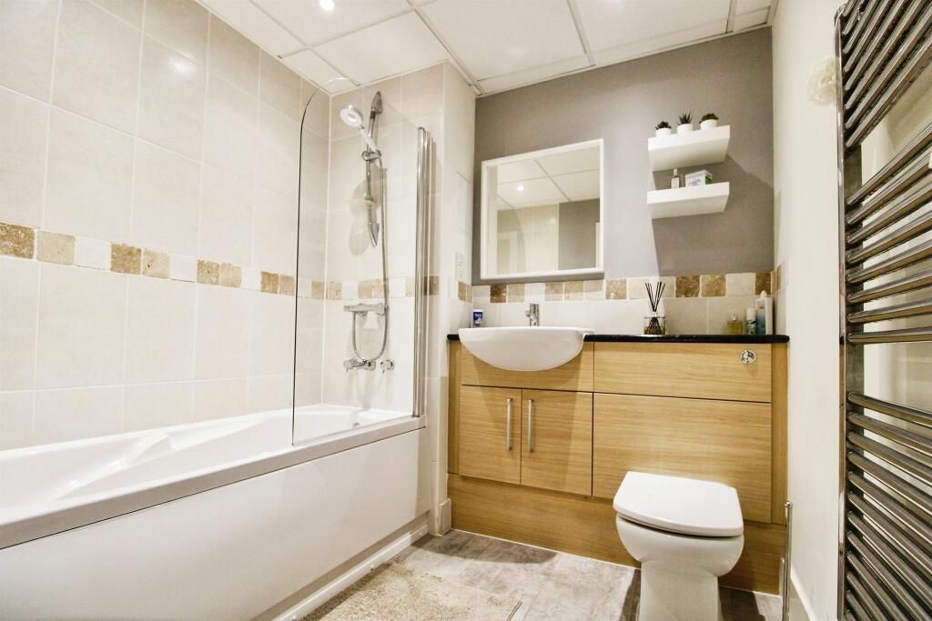 Property photo 3 of 7 Bathroom