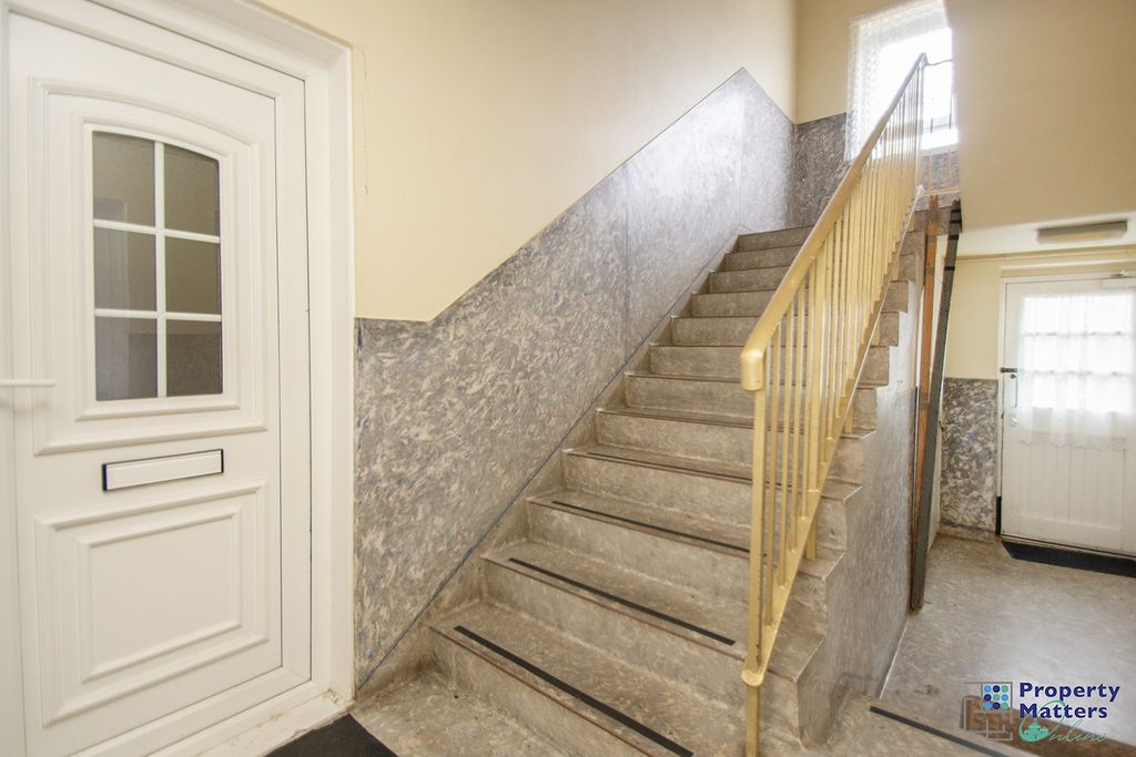 Property photo 2 of 9 Communal Entry