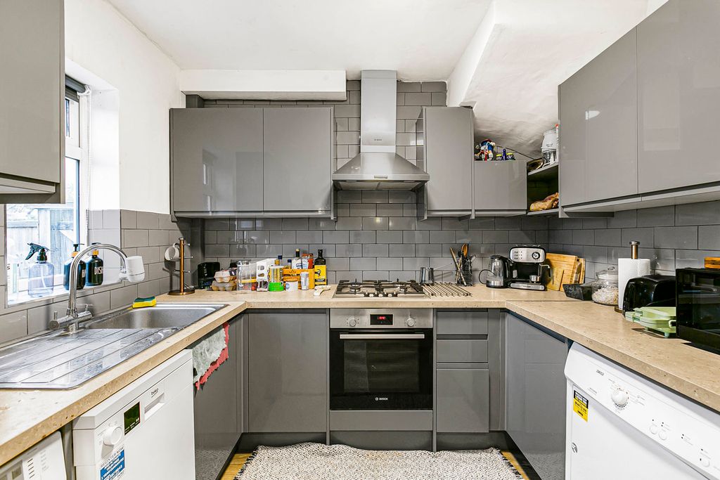 Property photo 3 of 19 Kitchen