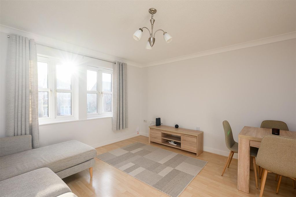 Property photo 3 of 10 Living