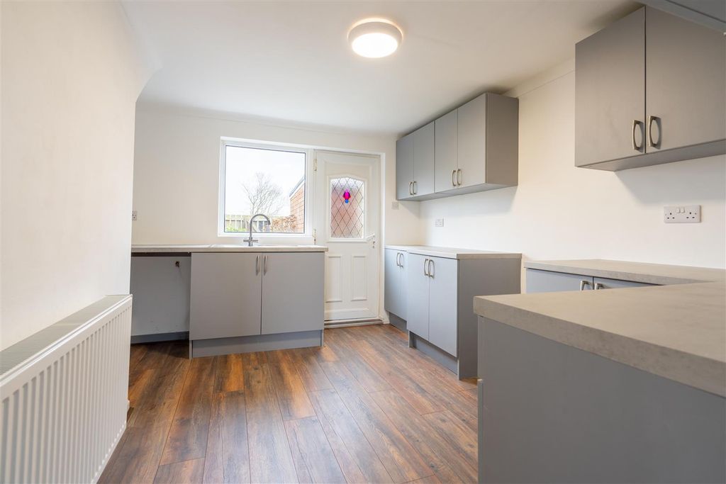 Property photo 3 of 8 Kitchen