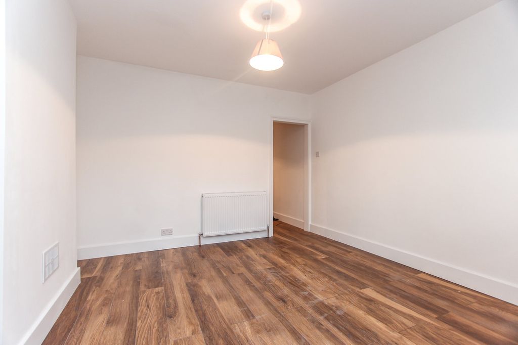 Property photo 3 of 9 Photo 08