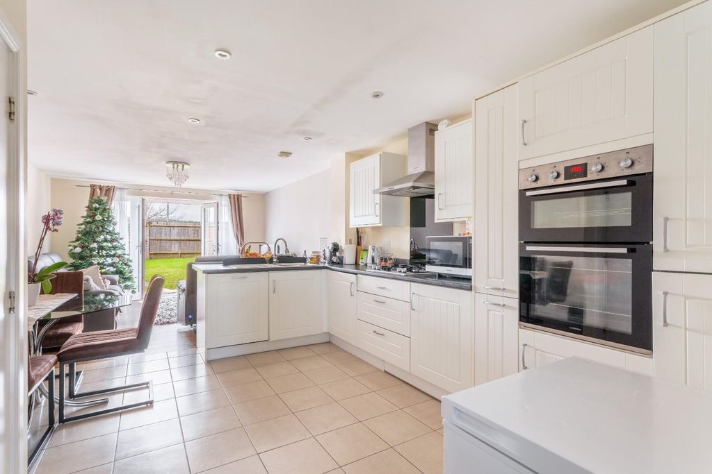 Property photo 2 of 16 Westview Close-8.Jpg