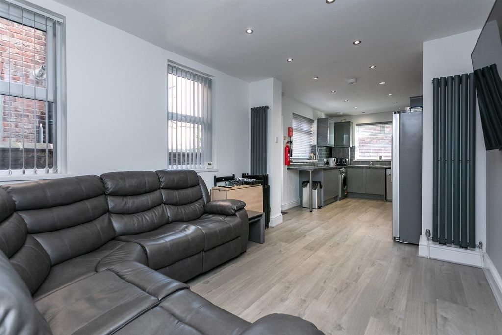 Property photo 2 of 27