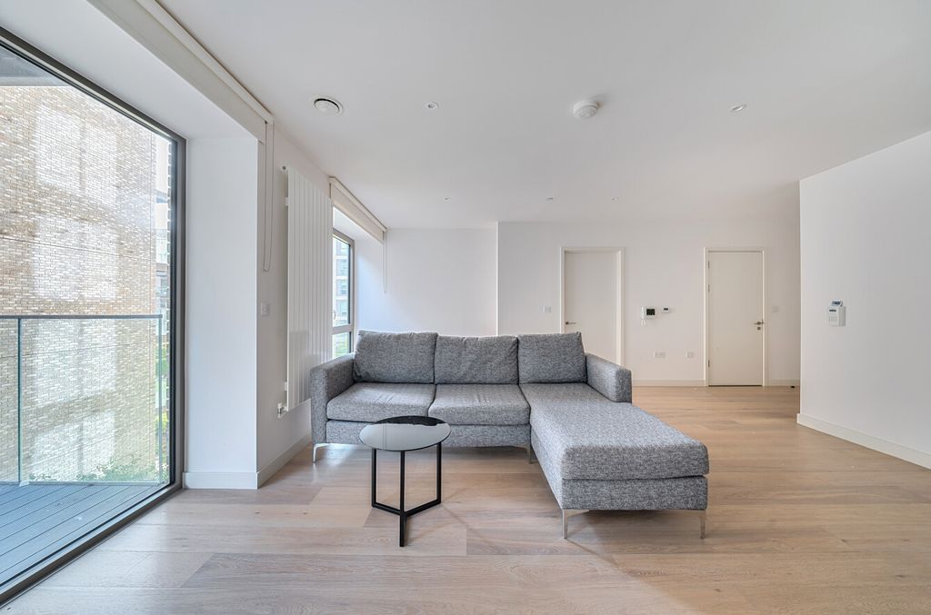 Property photo 2 of 26 1333878-12-6895dc...