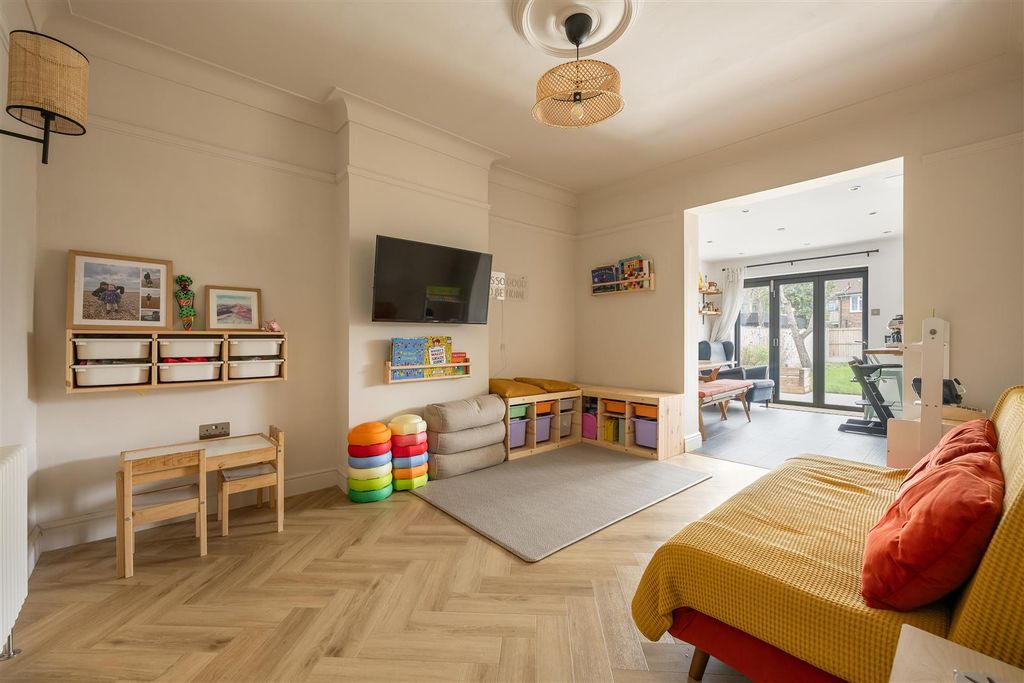 Property photo 3 of 39 Ainslie Wood Road, E4