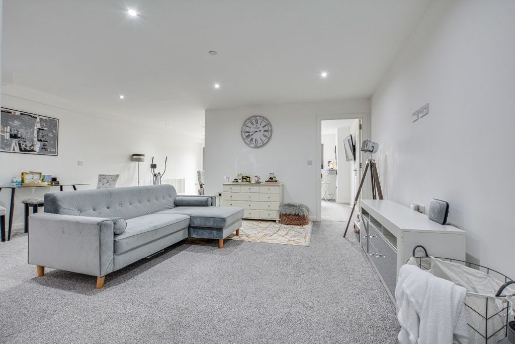 Property photo 2 of 27