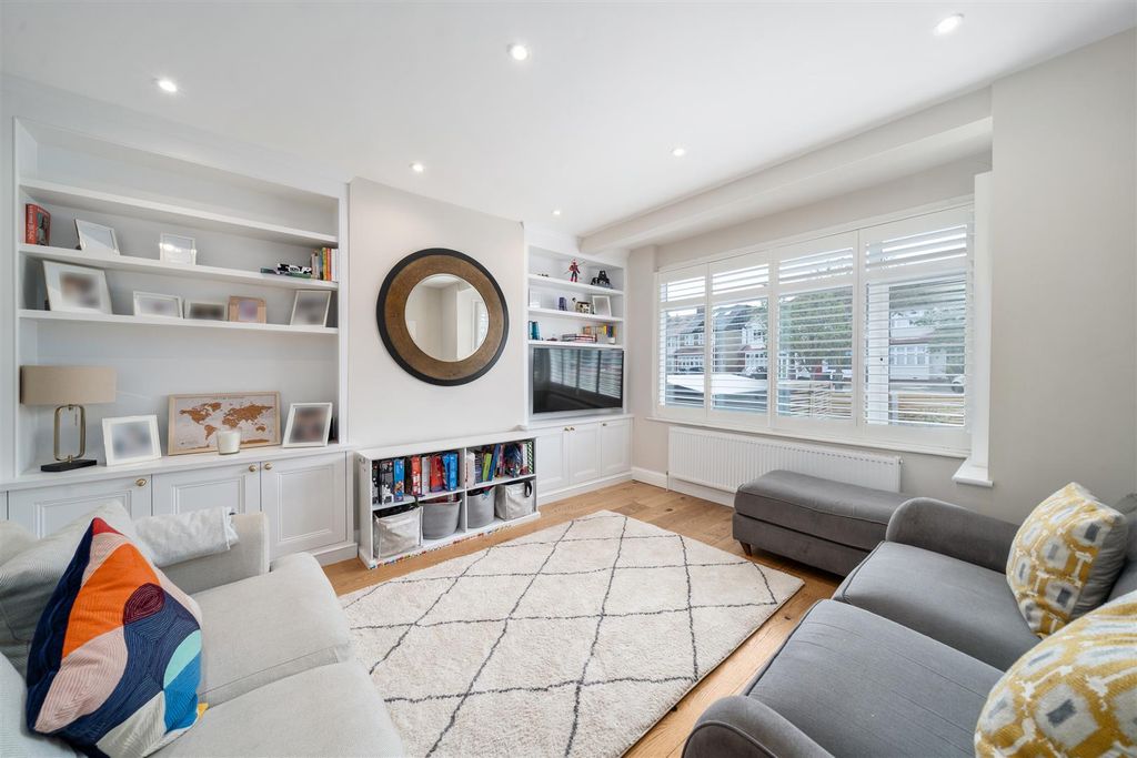 Property photo 3 of 18 Greenwood Close