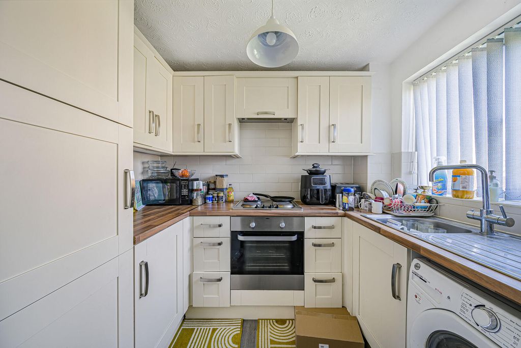 Property photo 2 of 8 Kitchen