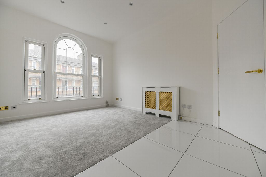 Property photo 1 of 20 Lounge