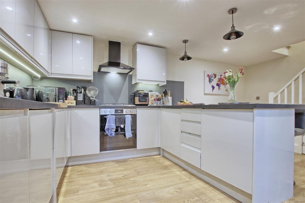 Property photo 2 of 14 Kitchen 5.Jpg