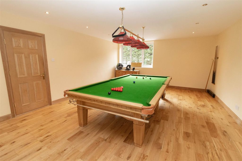Property photo 3 of 28 Snooker Room