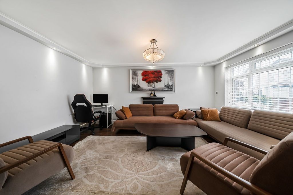 Property photo 3 of 28