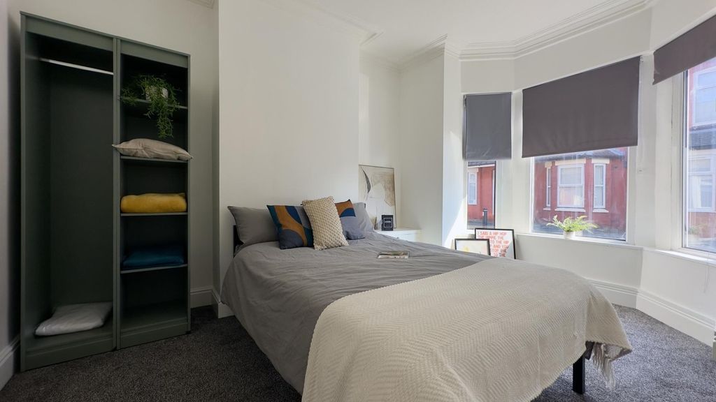 Property photo 2 of 11 A Bright And Spacious Double Bedroom With Modern F...