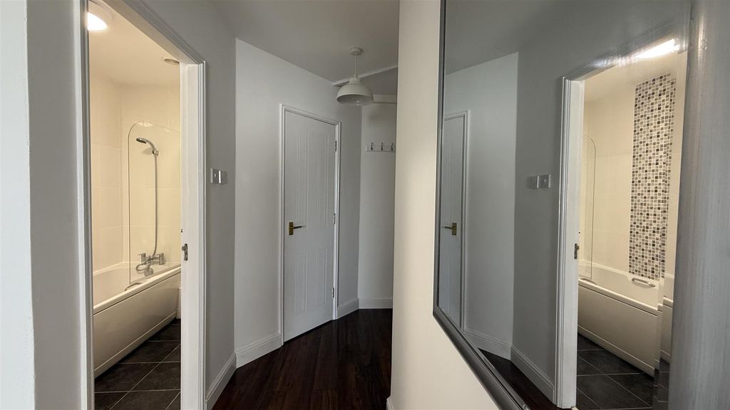 Property photo 2 of 21 248 Waterloo Quay Hallway 1 2025.Jpeg