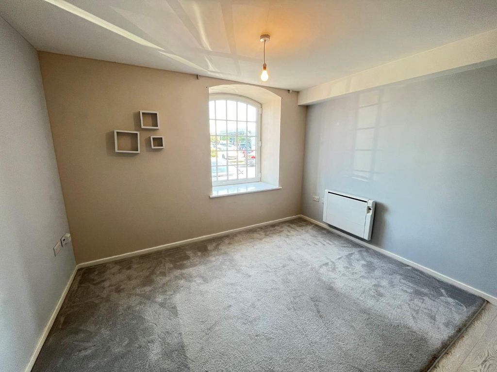 Property photo 1 of 8 Living.Jpg