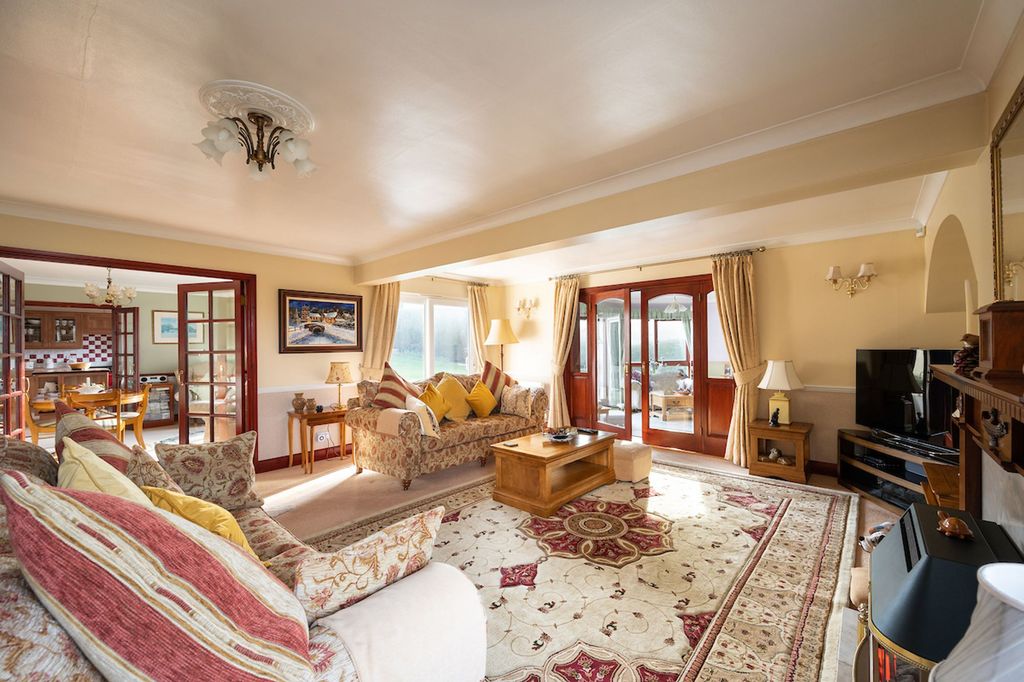 Property photo 3 of 45 Sitting Room