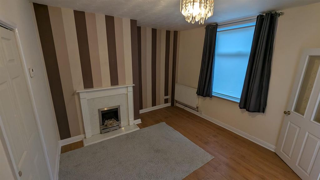 Property photo 3 of 11 Lounge