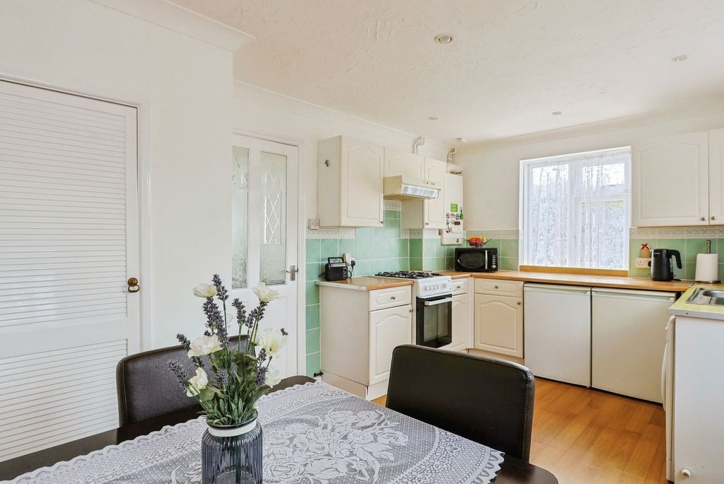 Property photo 3 of 18 Kitchen