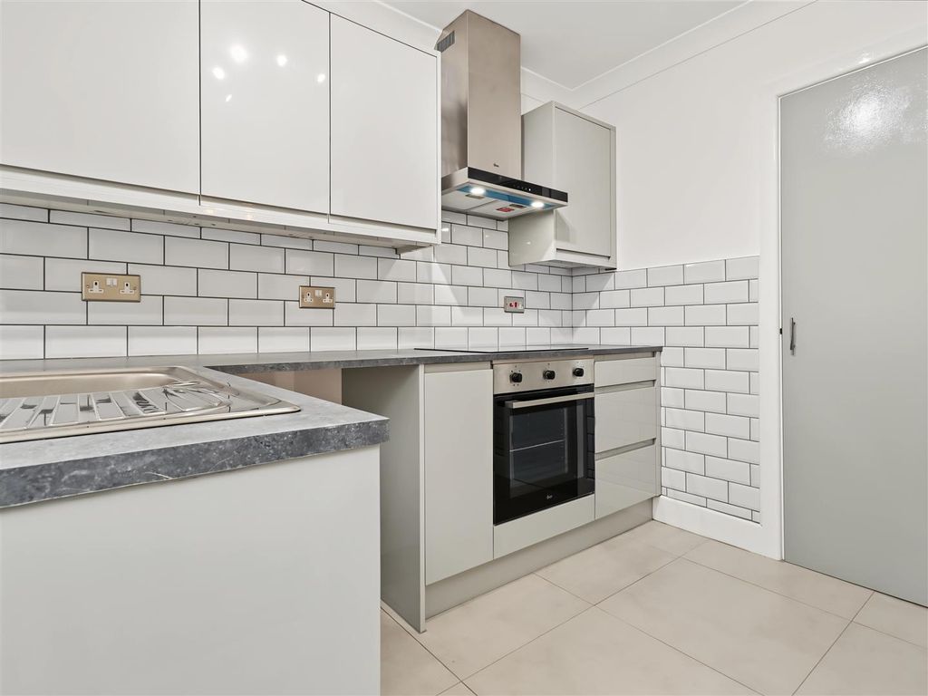 Property photo 3 of 17 Kitchen