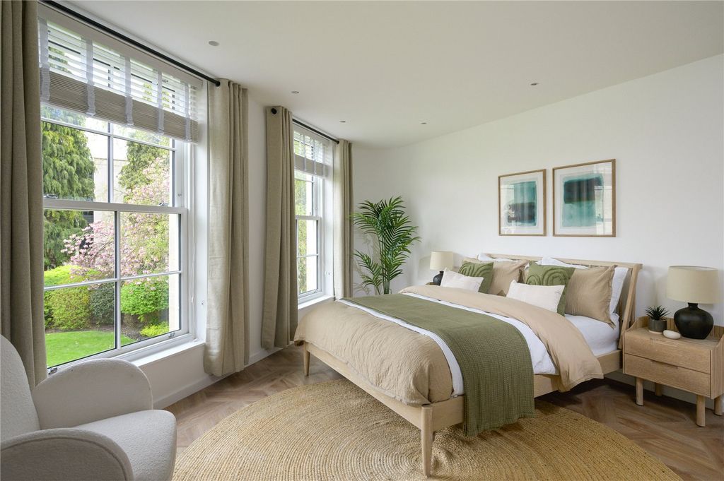 Property photo 2 of 16 1 St James' Passage