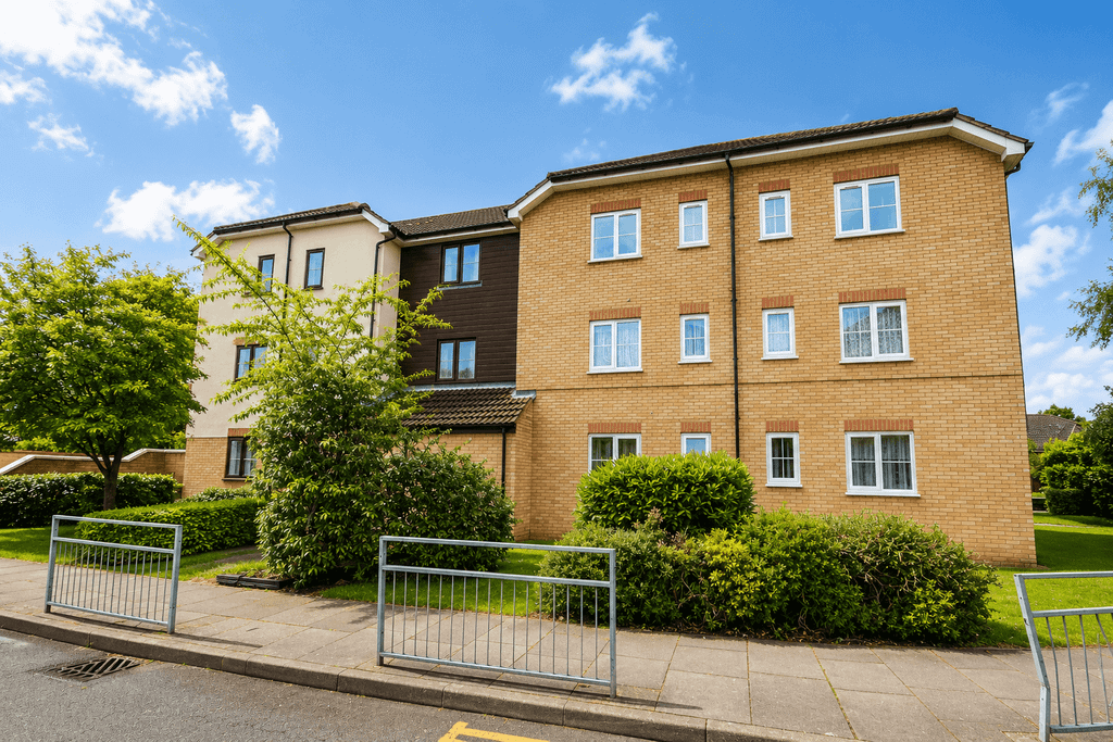 Property photo 1 of 8 Vicars Bridge Close, Wembley, Middlesex Ha0