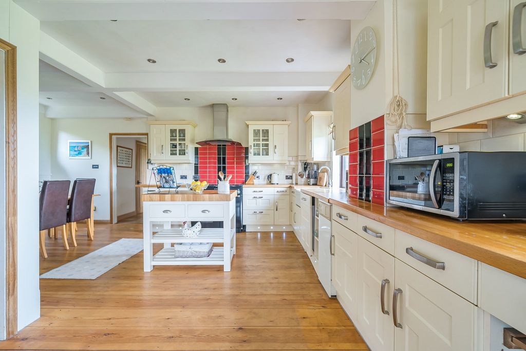 Property photo 3 of 28