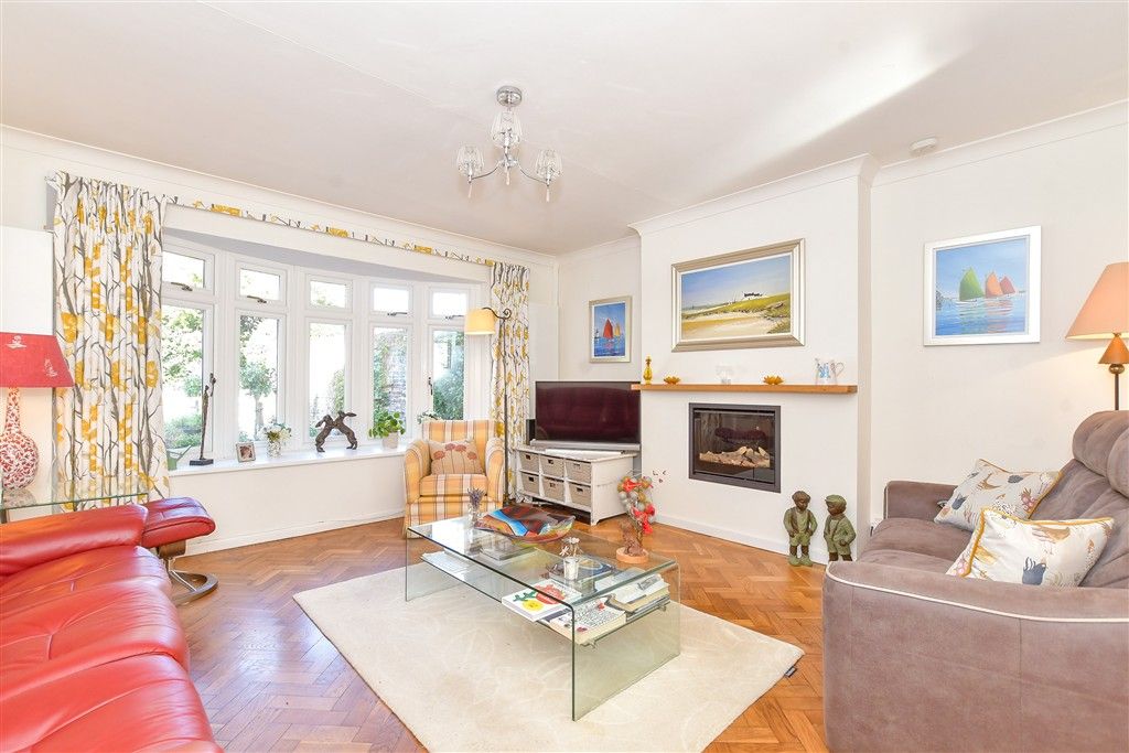 Property photo 2 of 16 Lounge