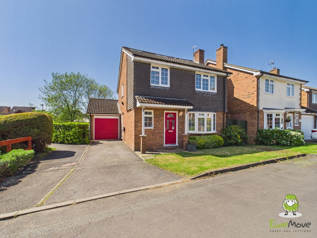 Property photo 1 of 30 Ewemove Estate Agents Basingstoke - Saffron Close