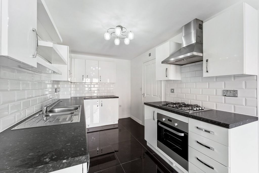 Property photo 3 of 33