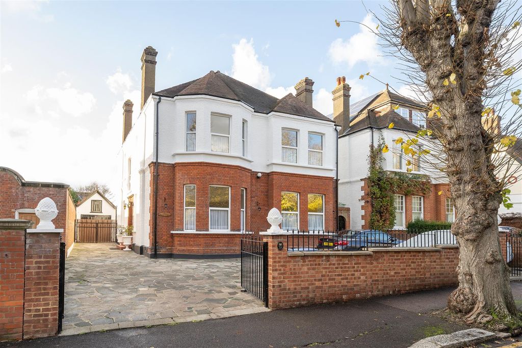 Property photo 1 of 34 Bushwood, E11