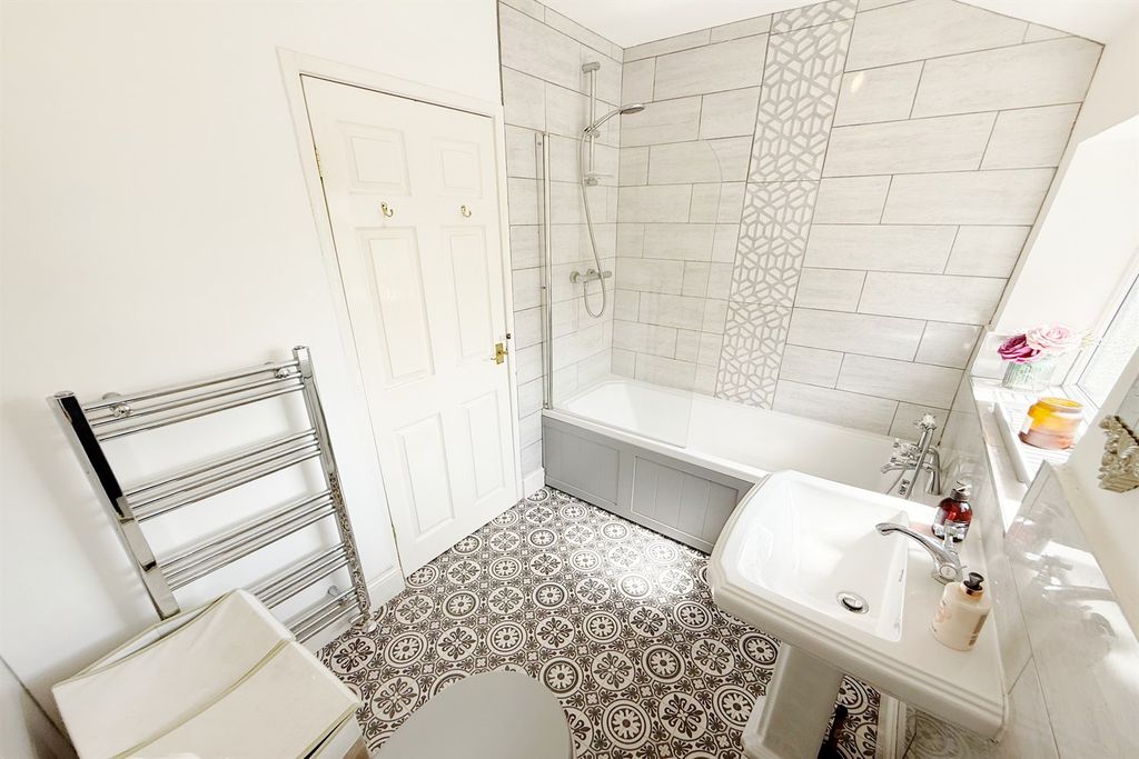 Property photo 3 of 21 Bathroom