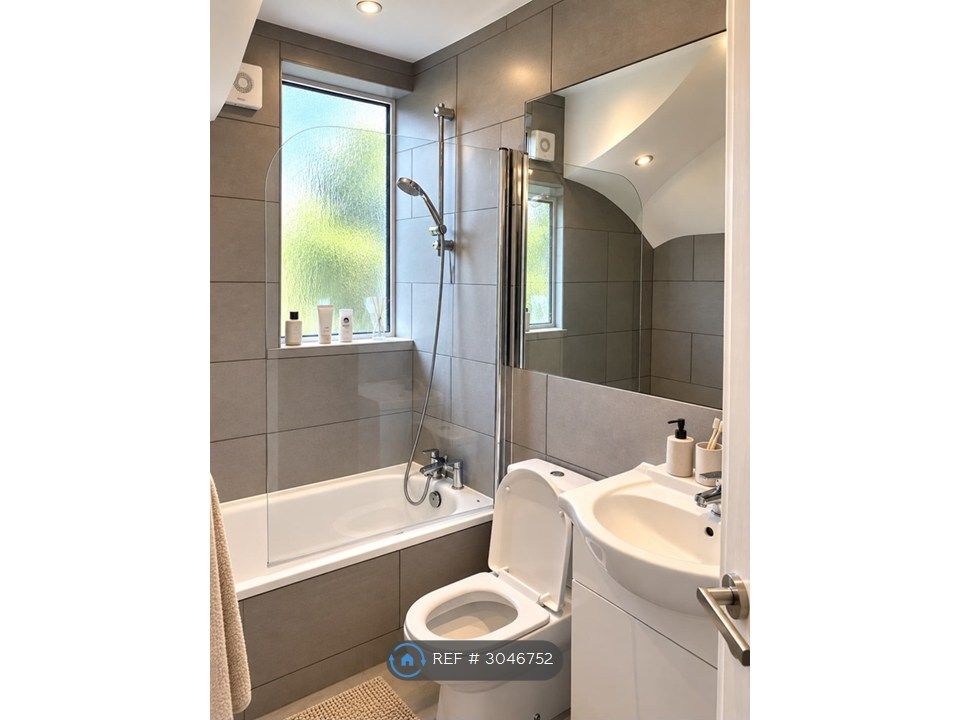 Property photo 3 of 9 Bathroom 1