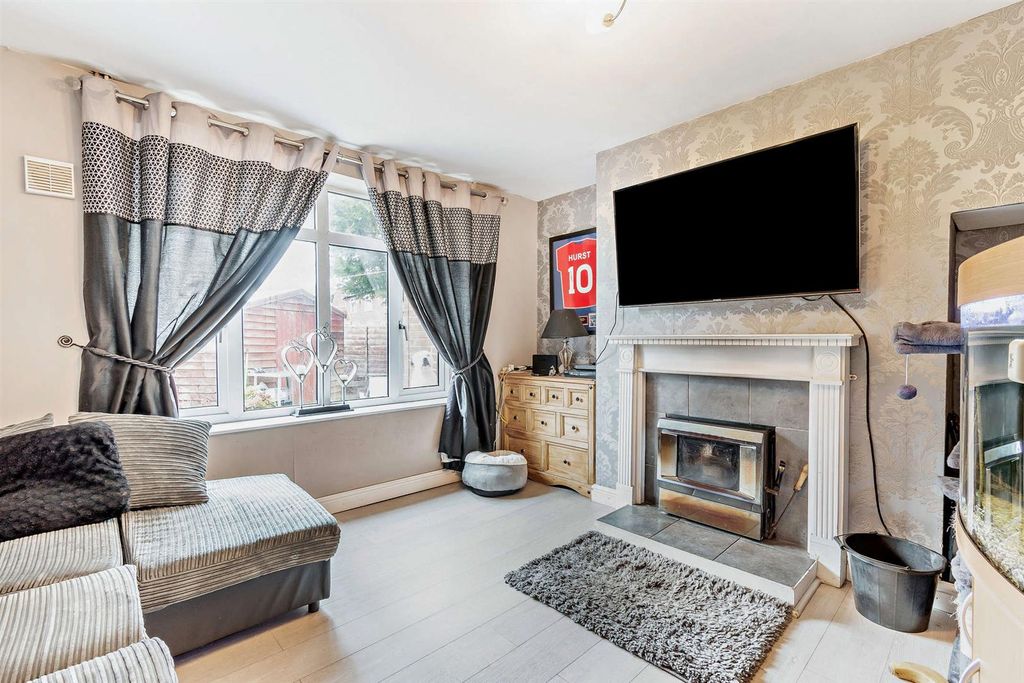 Property photo 3 of 13 8672670-Interior03-800.Jpg