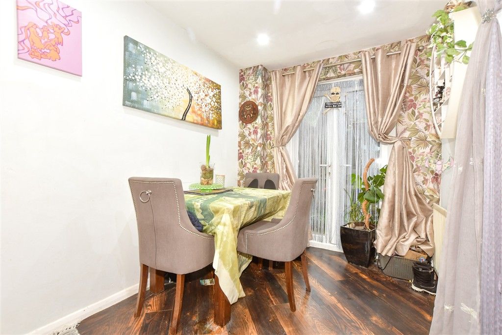 Property photo 3 of 10 Lounge