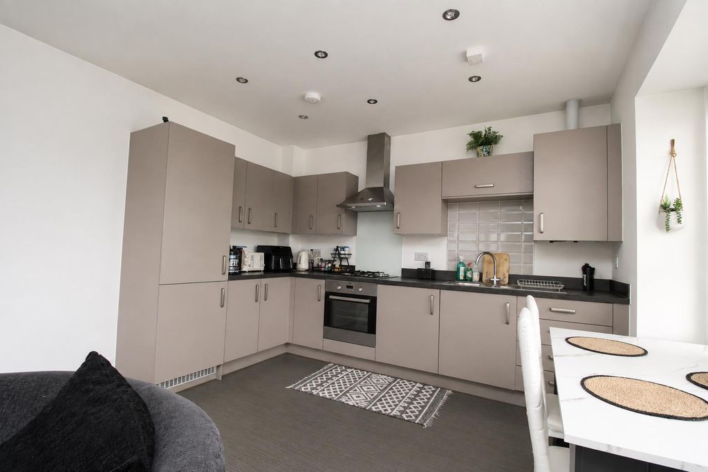 Property photo 2 of 11 56742A00-883E-4F46-931d-2Cee11388Ab5.Png